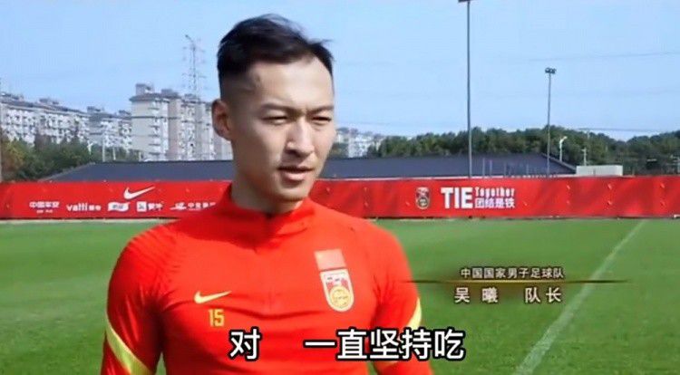 父子三人拎着东西，也没穿蓑衣也没戴斗笠。